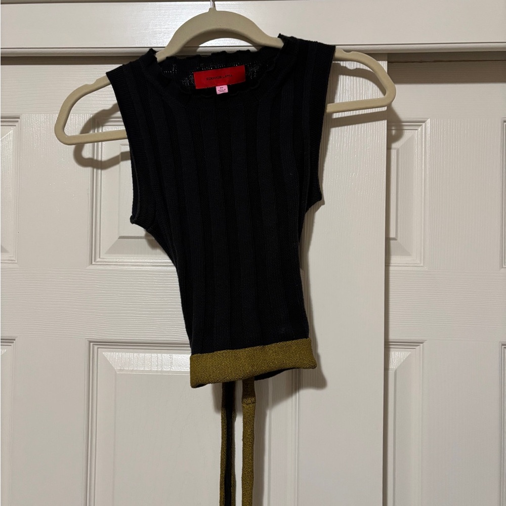 Chic Black Sleeveless Top with Gold Hem